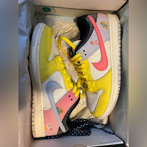 Nike SB Dunk Low Pro BT
BE TRUE - Picture 2 of 4